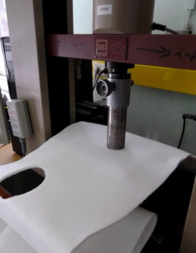 Stempeldruckprüfung an textilen Linerbahnenwaren